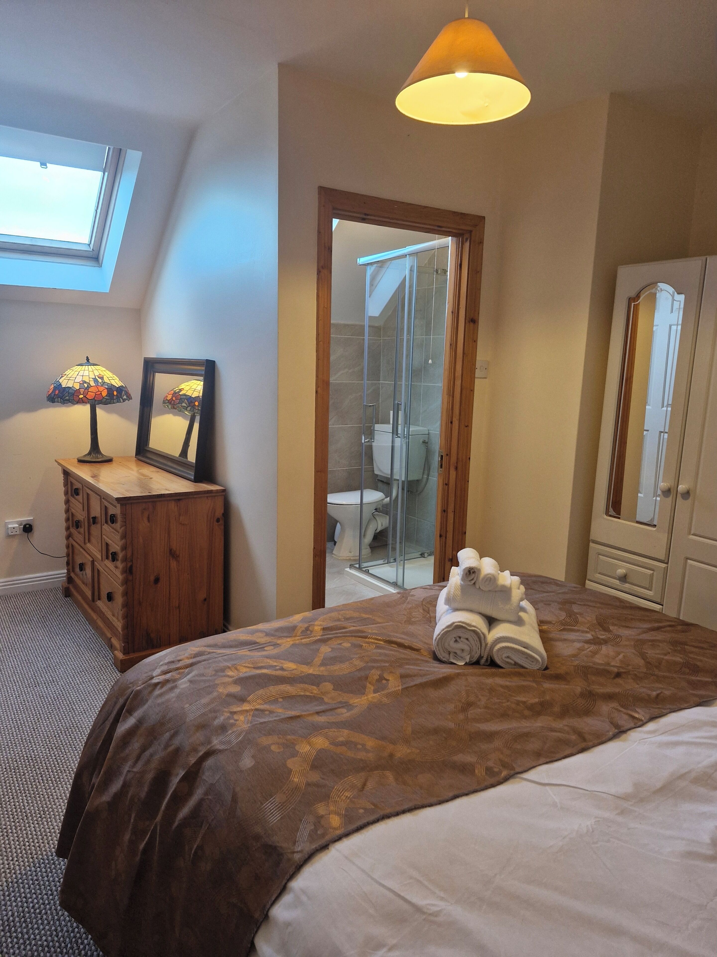 4 bedrooms, iron/ironing board, WiFi, bed sheets