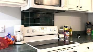 Fridge, oven, stovetop, cookware/dishes/utensils