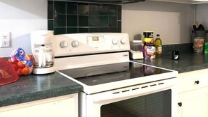Fridge, oven, stovetop, cookware/dishes/utensils