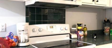 Fridge, oven, stovetop, cookware/dishes/utensils