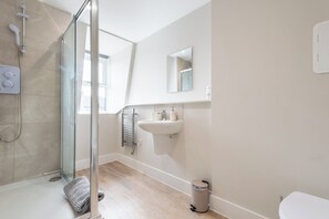 Dusche, Haartrockner, Handtücher, Toilettenpapier