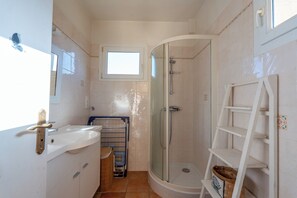 Een douche, een haardroger, handdoeken, toiletpapier