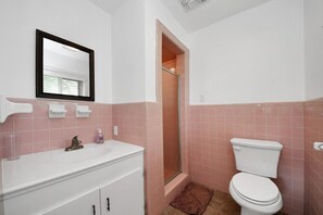 Hair dryer, towels - Lofty Grace Home 2 - Spacious 4BR Home (Richmond)