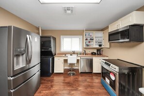Fridge, microwave, oven, stovetop - Lofty Grace Home 2 - Spacious 4BR Home (Richmond)