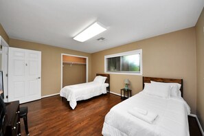 Desk, WiFi, bed sheets - Lofty Grace Home 2 - Spacious 4BR Home (Richmond)