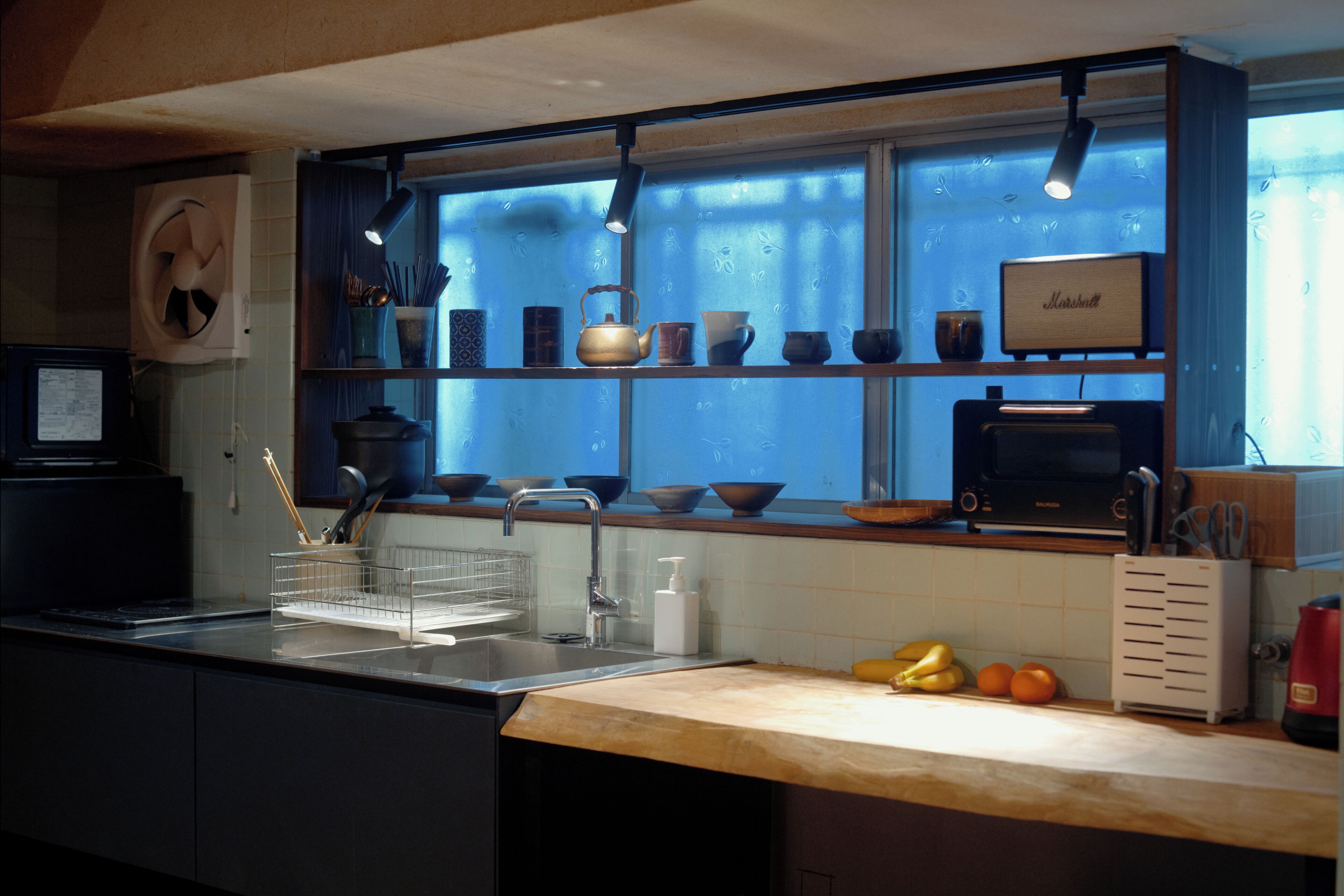 Kühlschrank, Mikrowelle, Herdplatte, Wasserkocher