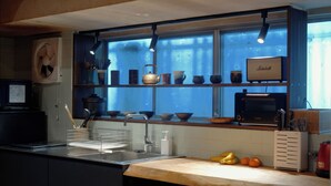 Geladeira, micro-ondas, cooktop, chaleira elétrica