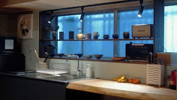 Kühlschrank, Mikrowelle, Herdplatte, Wasserkocher