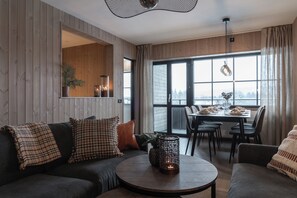 Apartment, 4 Bedrooms, Pets Not Allowed, Mountain View | Living area