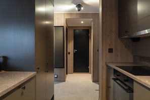 Apartment, 2 Bedrooms, Pets Not Allowed, Mountain View | Private kitchen | Fridge, microwave, oven, stovetop