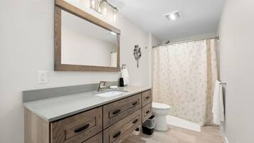 Toallas, jabón, shampoo, papel de baño