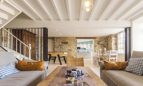 Renovated house with port view - 6 guests