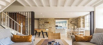 Renovated house with port view - 6 guests