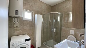 Secador de cabelo, toalhas de banho, sabonete, papel higiênico