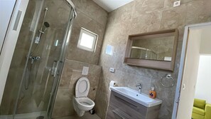 Een haardroger, handdoeken, zeep, toiletpapier
