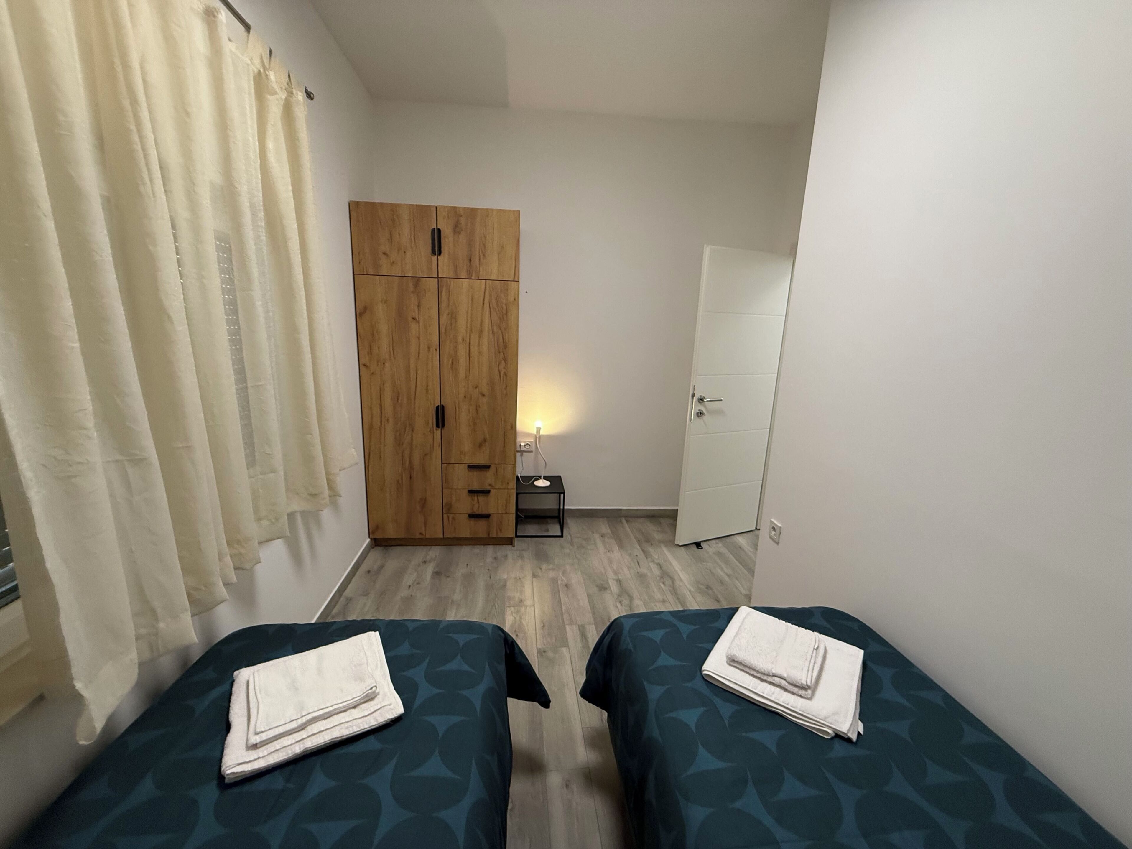 2 bedrooms, internet, bed sheets