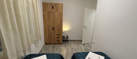 2 bedrooms, internet, bed sheets