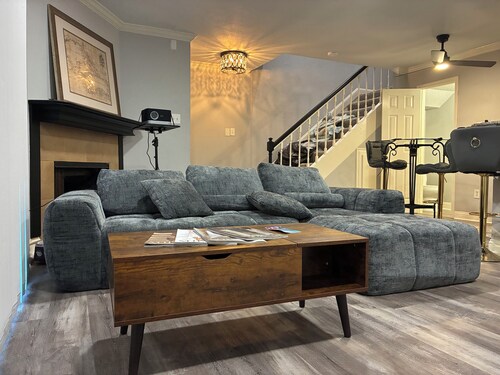 Cozy and Charming  1-bedroom condo with AC in lively Houston