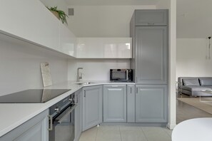 Căn hộ dành cho gia đình, ban công, quang cảnh sân vườn | Bếp riêng | Dụng cụ pha cà phê/trà, ấm điện, ghế cao cho trẻ em, vỉ nướng 