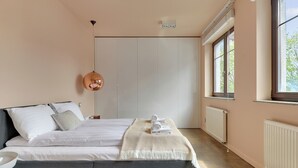 Căn hộ dành cho gia đình, ban công, quang cảnh sân vườn | Bộ đồ giường cao cấp, khu vực làm việc phù hợp cho laptop 