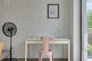 Căn hộ dành cho gia đình, ban công, quang cảnh sân vườn | Nội thất