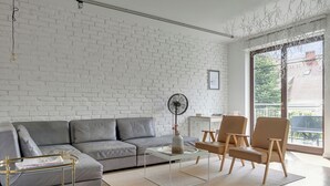 Căn hộ dành cho gia đình, ban công, quang cảnh sân vườn | Khu phòng khách | TV màn hình phẳng 40-inch có truyền hình cáp 