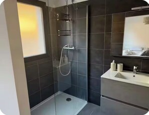 Doccia, asciugacapelli, asciugamani, sapone