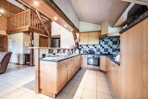 Fridge, microwave, oven, stovetop - Renovated Farmhouse in Mieussy with Mountain View, Private Terrace and Wi-Fi (Mieussy)