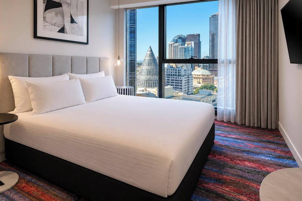 Brady King Skyline | ตู้นิรภัยในห้องพัก, พื้นที่ทำงานแบบใช้แล็ปท็อป, ผ้าม่านกันแสง