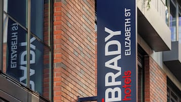 Letrero de hotel con el nombre 'BRADY' e 'HOTELS', indicando el establecimiento.