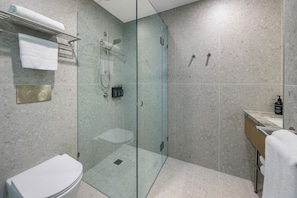 Brady King Skyline | Bathroom | Shower, hair dryer, slippers, towels - Brady Hotel Elizabeth Street (Melbourne)