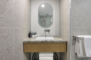 Shower, hair dryer, slippers, towels - Brady Hotel Elizabeth Street (Melbourne)