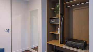 Brady King City View | In-room safe, laptop workspace, blackout curtains, soundproofing