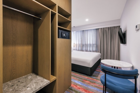 In-room safe, laptop workspace, blackout curtains, soundproofing - Brady Hotel Elizabeth Street (Melbourne)
