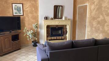 TV, fireplace