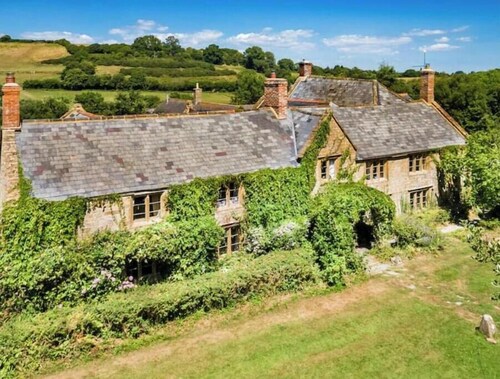 Beautiful Country Manor near the sea.
