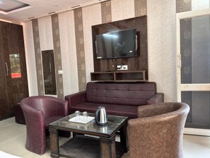 Deluxe Double Room, Mountain View | Living area - Banglow Ki Kandi (Mussoorie)