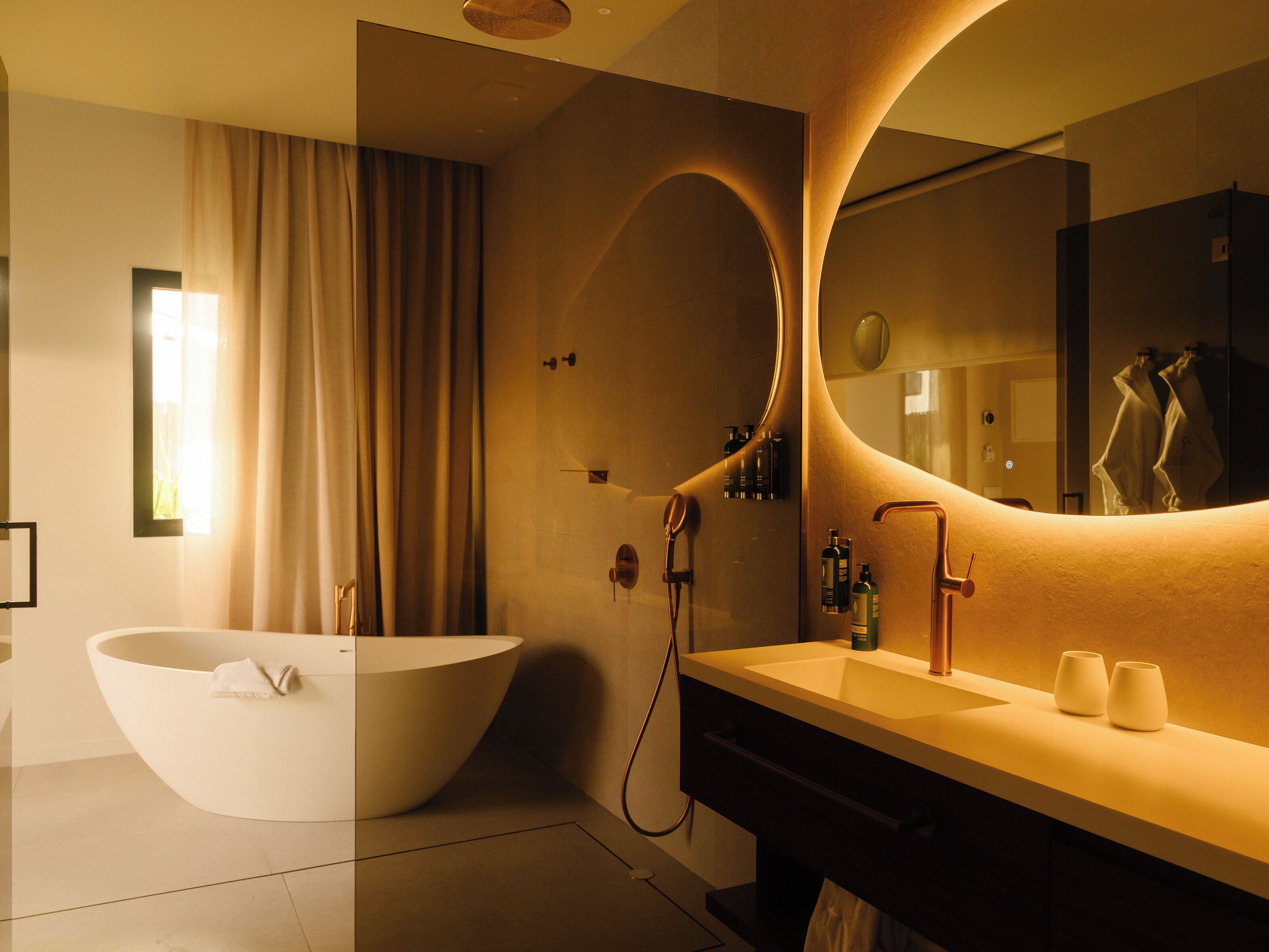 Baignoire et douche séparées, articles de toilette de luxe