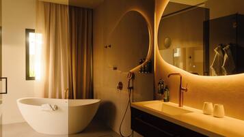 Baignoire et douche séparées, articles de toilette de luxe