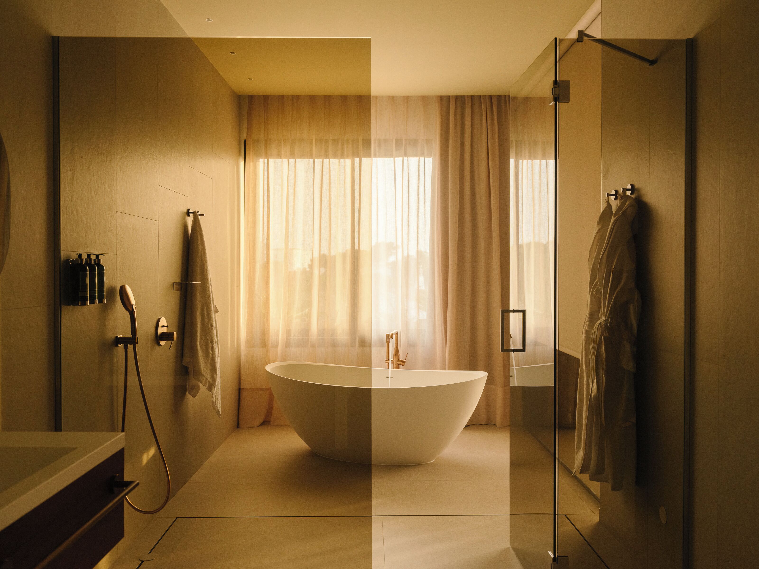 Badewanne und Dusche (separat), Designer-Toilettenartikel, Haartrockner