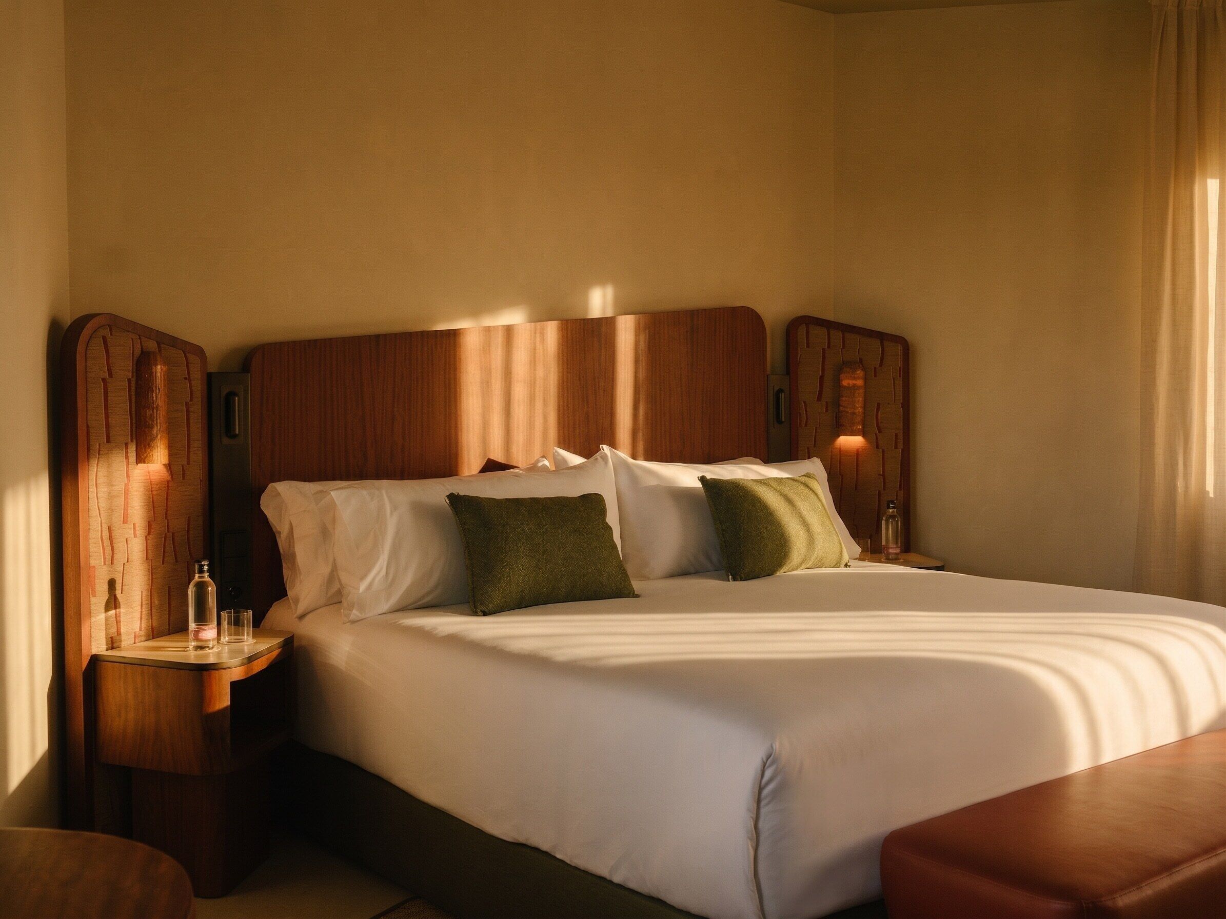 Luxe beddengoed, donzen dekbedden, pillowtop-bedden, een minibar