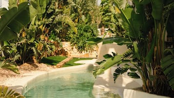 Piscine extérieure (ouverte en saison), parasols de plage