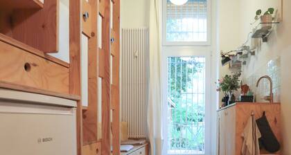 DAS STUDIO: Tiny-Apartment mit Garten-Oase mitten in Berlin