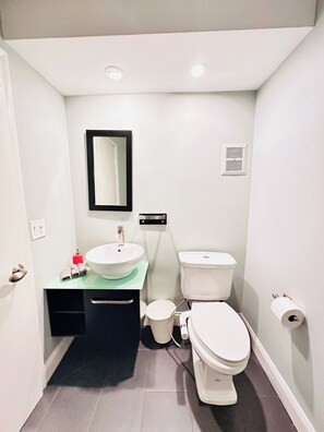 Hair dryer, bidet, towels, soap - Oasis 1 bedroom condo in adorable Fort Lauderdale (Fort Lauderdale)
