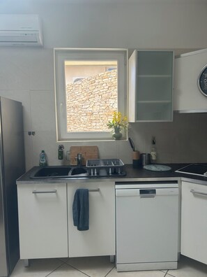 Fridge, microwave, oven, stovetop - Maison de charme avec 3 chambres, une terrasse aménagée et un garage (Lézignan-la-Cèbe)