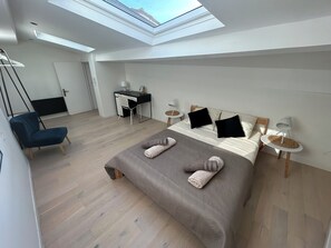 3 bedrooms, iron/ironing board, free WiFi, bed sheets - Maison de charme avec 3 chambres, une terrasse aménagée et un garage (Lézignan-la-Cèbe)