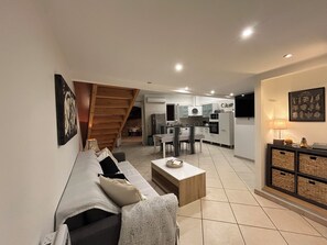 TV - Maison de charme avec 3 chambres, une terrasse aménagée et un garage (Lézignan-la-Cèbe)
