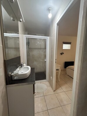 Een douche, een haardroger, handdoeken, zeep