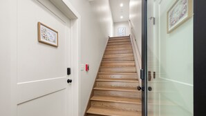 Un escalier avec des marches en bois menant à un palier.