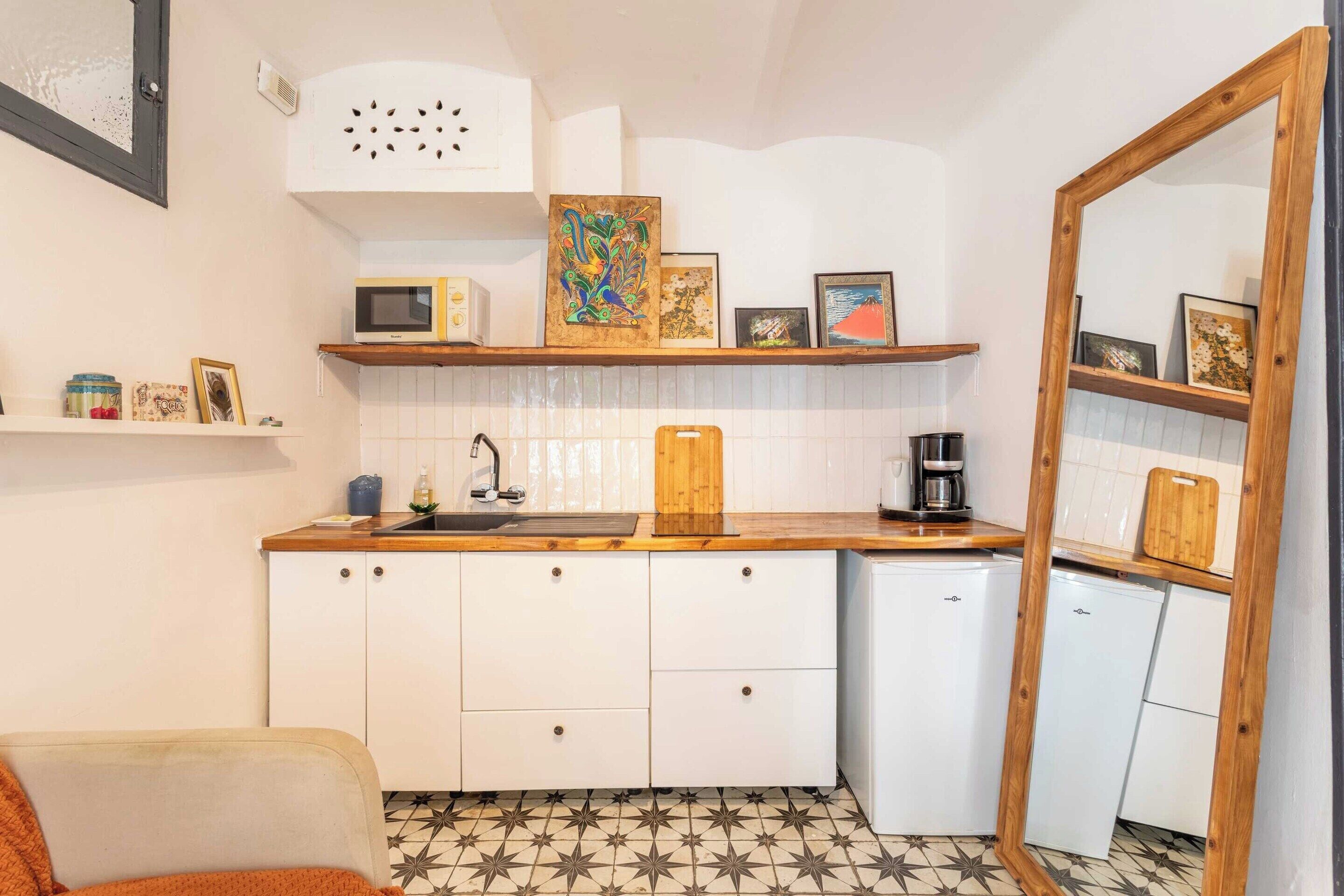 Departamento | Cocina privada | Refrigerador, microondas, parrilla de estufa y cafetera y tetera 